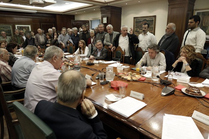 «Μπούκαραν» στο ΙΚΑ αγανακτισμένοι συνταξιούχοι [εικόνες] | iefimerida.gr 3