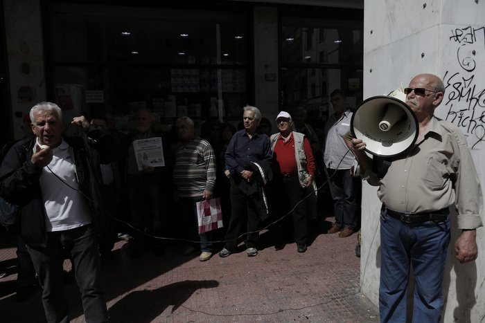 «Μπούκαραν» στο ΙΚΑ αγανακτισμένοι συνταξιούχοι [εικόνες] | iefimerida.gr 6