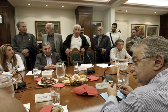 «Μπούκαραν» στο ΙΚΑ αγανακτισμένοι συνταξιούχοι [εικόνες] | iefimerida.gr 4