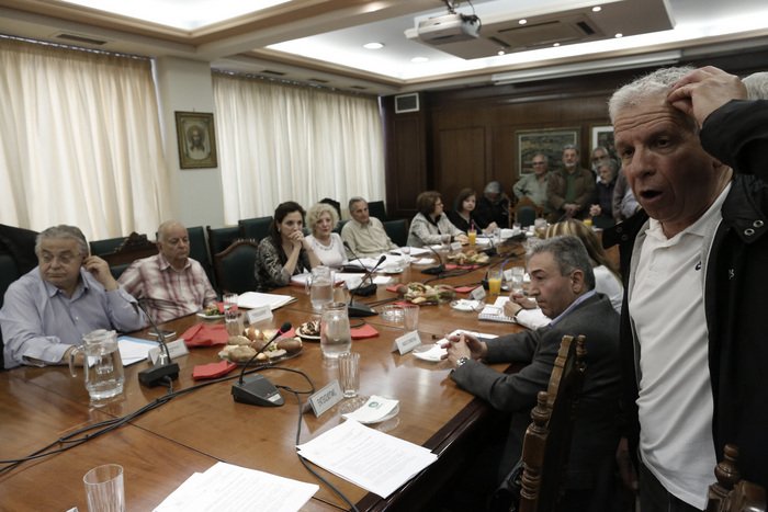 «Μπούκαραν» στο ΙΚΑ αγανακτισμένοι συνταξιούχοι [εικόνες] | iefimerida.gr 5