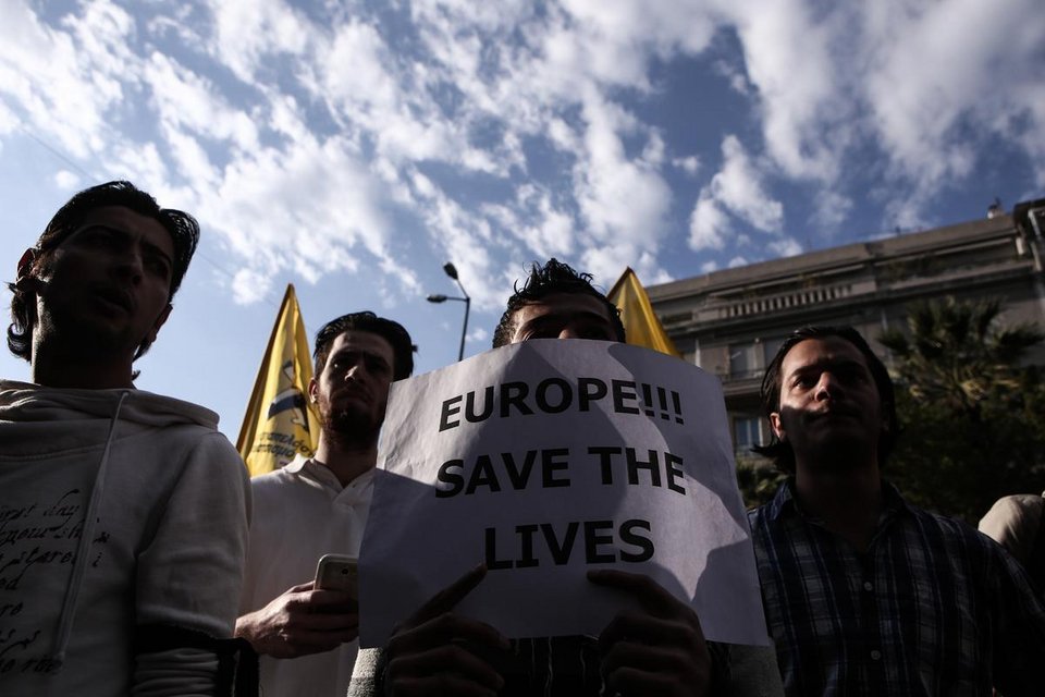 Πρόσφυγες και μετανάστες έστειλαν SOS από το Σύνταγμα: «Οχι άλλοι θάνατοι στη Μεσόγειο» [εικόνες] | iefimerida.gr 2