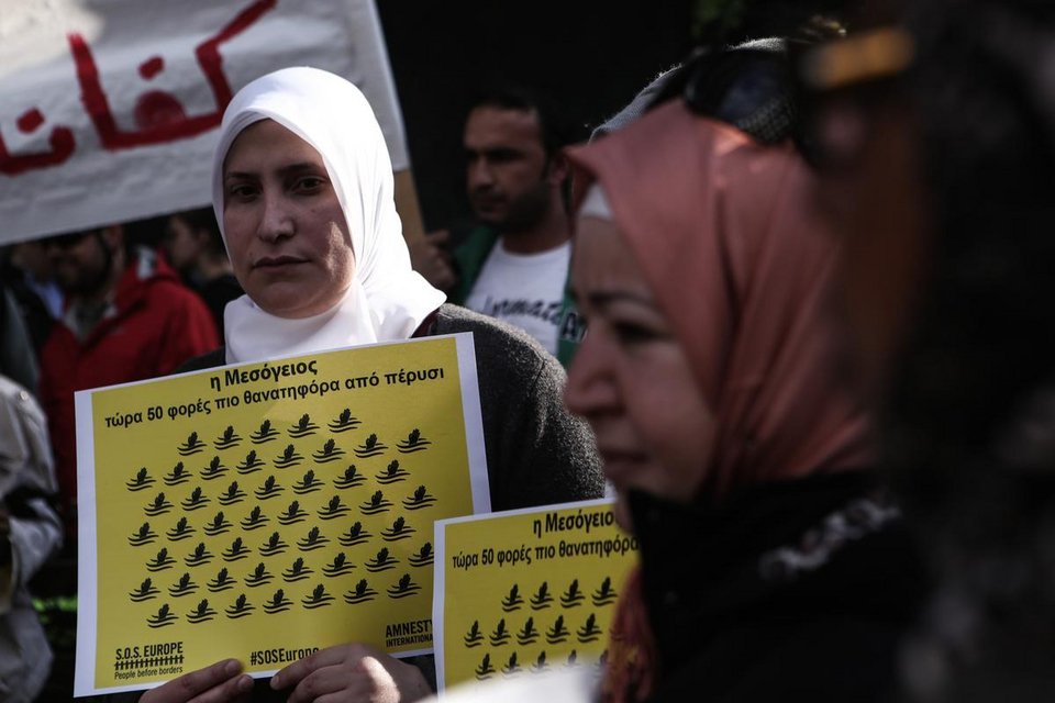 Πρόσφυγες και μετανάστες έστειλαν SOS από το Σύνταγμα: «Οχι άλλοι θάνατοι στη Μεσόγειο» [εικόνες] | iefimerida.gr 4