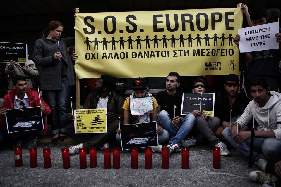 Πρόσφυγες και μετανάστες έστειλαν SOS από το Σύνταγμα: «Οχι άλλοι θάνατοι στη Μεσόγειο» [εικόνες] | iefimerida.gr 0
