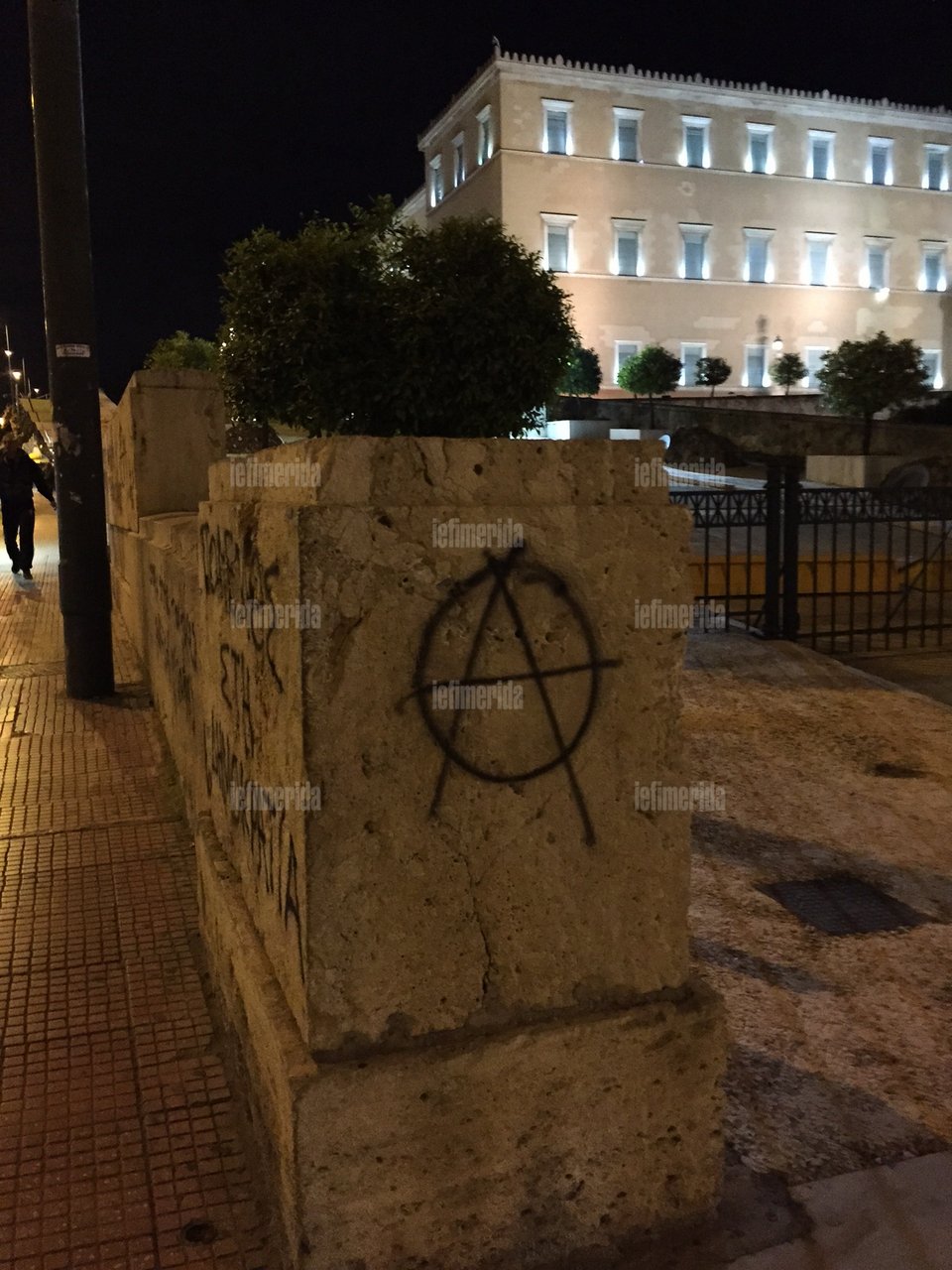 Αντιεξουσιαστές έγραψαν συνθήματα στον εξωτερικό τοίχο της Βουλής [εικόνες] | iefimerida.gr 7