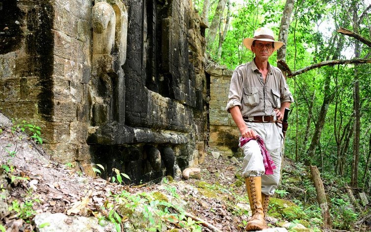 Ενας αληθινός Ιντιάνα Τζόουνς -Με όπλο ένα μαχαίρι, ανακαλύπτει στη ζούγκλα χαμένες αρχαίες πόλεις [εικόνες] | iefimerida.gr 0