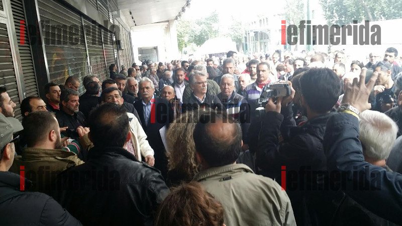 Ενταση έξω στο Εργασίας -Υπάλληλοι σε διαθεσιμότητα έκαναν ντου [εικόνες & βίντεο] | iefimerida.gr 0