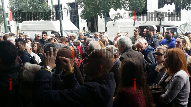 Ενταση έξω στο Εργασίας -Υπάλληλοι σε διαθεσιμότητα έκαναν ντου [εικόνες & βίντεο] | iefimerida.gr 1