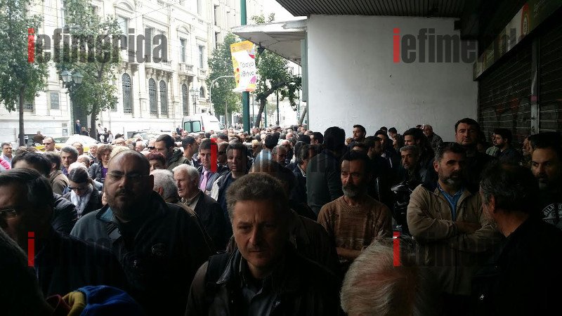 Ενταση έξω στο Εργασίας -Υπάλληλοι σε διαθεσιμότητα έκαναν ντου [εικόνες & βίντεο] | iefimerida.gr 2