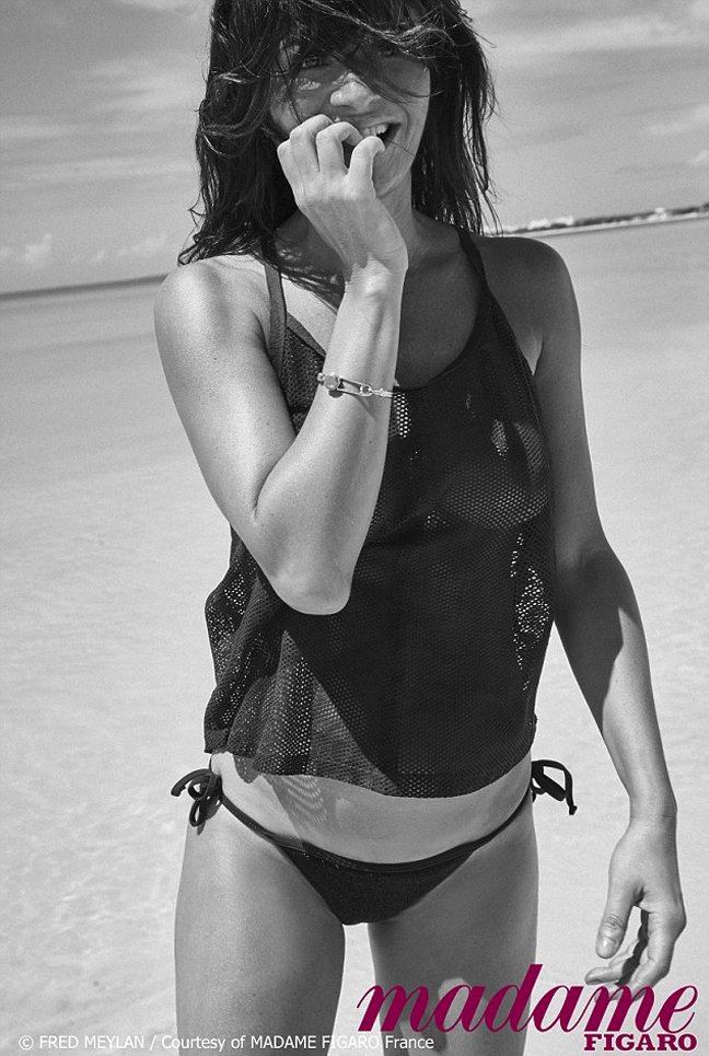 Ελενα Κρίστενσεν: Τόπλες στη άμμο στα 46 της [εικόνες]  | iefimerida.gr 0