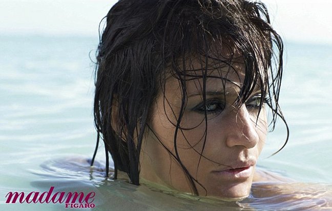 Ελενα Κρίστενσεν: Τόπλες στη άμμο στα 46 της [εικόνες]  | iefimerida.gr 3