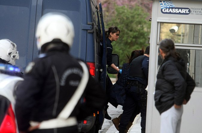 Η καλλονή που συνόδευε τη Βίκυ Σταμάτη [εικόνες] | iefimerida.gr 3