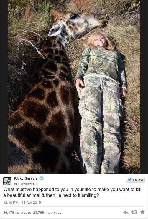 Οργή στο Διαδίκτυο με τη selfie κυνηγού με νεκρή καμηλοπάρδαλη [εικόνες] | iefimerida.gr 0