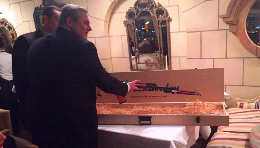 Ο Καμμένος στη Mόσχα: Του έκαναν δώρο ένα καλάσνικοφ και μία βότκα [εικόνες] | iefimerida.gr 0