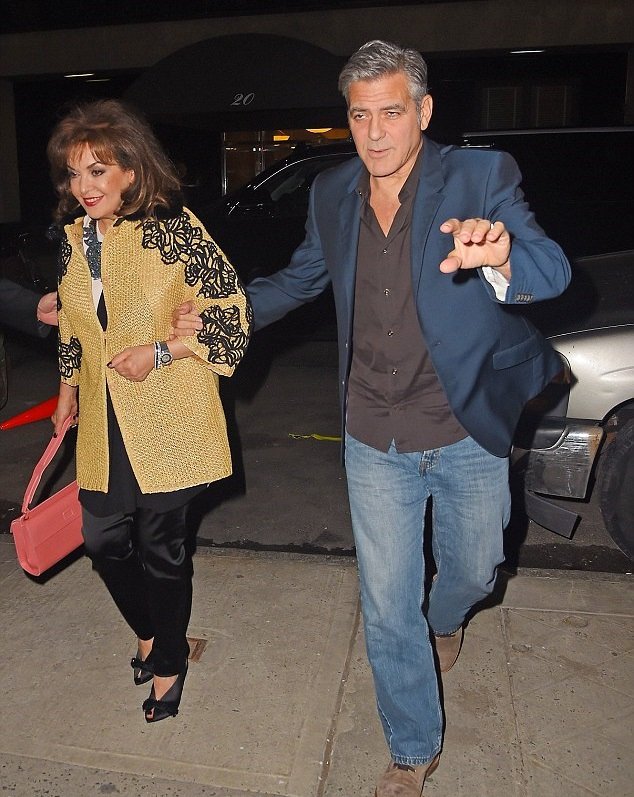 Ο Τζορτζ Κλούνεϊ αγκαζέ με την πεθερά του [εικόνες]  | iefimerida.gr 0