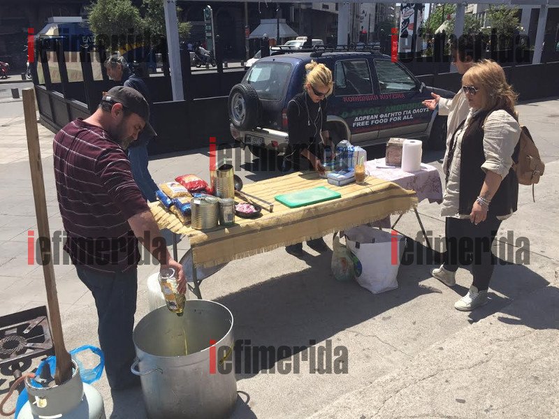 Εβαλαν κατσαρόλα καταμεσής της Ομόνοιας -Εθελοντές μαγειρεύουν πένες με λαχανικά για τους μετανάστες [εικόνες & βίντεο] | iefimerida.gr 3