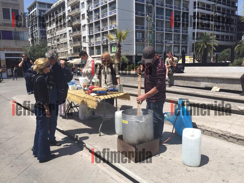 Εβαλαν κατσαρόλα καταμεσής της Ομόνοιας -Εθελοντές μαγειρεύουν πένες με λαχανικά για τους μετανάστες [εικόνες & βίντεο] | iefimerida.gr 4