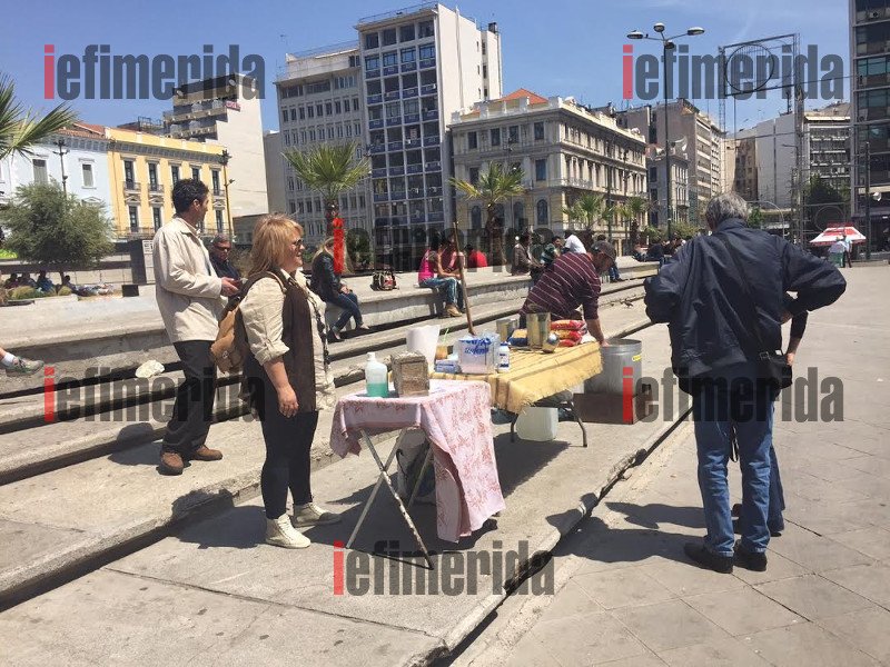 Εβαλαν κατσαρόλα καταμεσής της Ομόνοιας -Εθελοντές μαγειρεύουν πένες με λαχανικά για τους μετανάστες [εικόνες & βίντεο] | iefimerida.gr 5