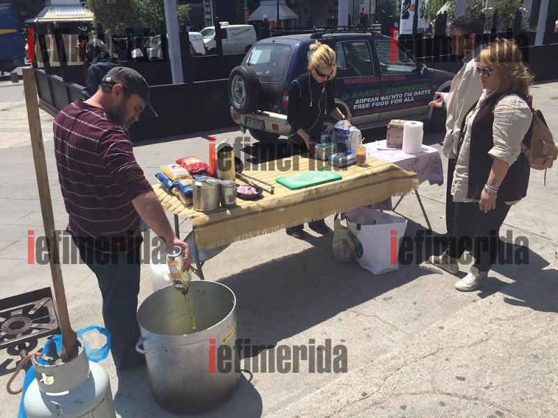 Εβαλαν κατσαρόλα καταμεσής της Ομόνοιας -Εθελοντές μαγειρεύουν πένες με λαχανικά για τους μετανάστες [εικόνες & βίντεο] | iefimerida.gr 6