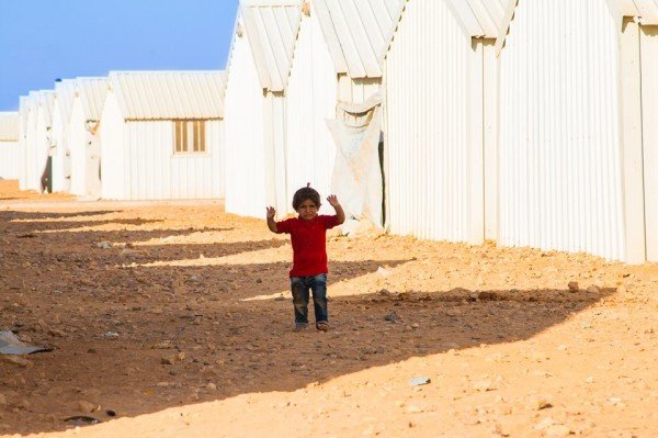 Νέες συγκλονιστικές φωτογραφίες από κοριτσάκι που «παραδίνεται» στην κάμερα [εικόνες] | iefimerida.gr 0