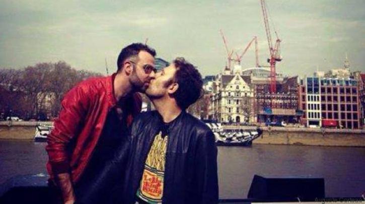 Το Facebook «κατέβασε» φωτογραφία του Αύγουστου Κορτώ στην οποία φιλά τον σύζυγό του | iefimerida.gr 0