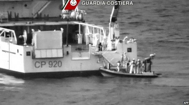 Συναγερμός στην ΕΕ για την εκατόμβη νεκρών μεταναστών στη Μεσόγειο -Παγκόσμιο σοκ από το ναυάγιο ανοιχτά της Λαμπεντούζα [εικόνες & βίντεο] | iefimerida.gr 1