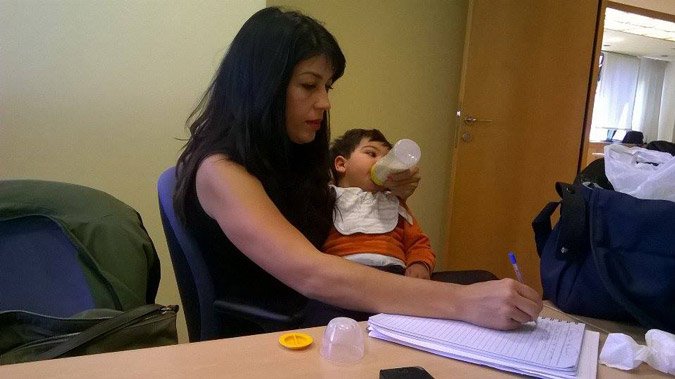 Η Ελένη Λαζάρου του Mega που κάνει ρεπορτάζ με το μωρό στην αγκαλιά έγινε viral [εικόνες] | iefimerida.gr 0