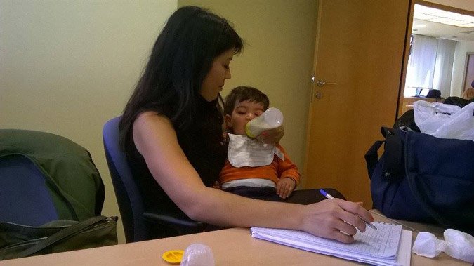 Η Ελένη Λαζάρου του Mega που κάνει ρεπορτάζ με το μωρό στην αγκαλιά έγινε viral [εικόνες] | iefimerida.gr 1