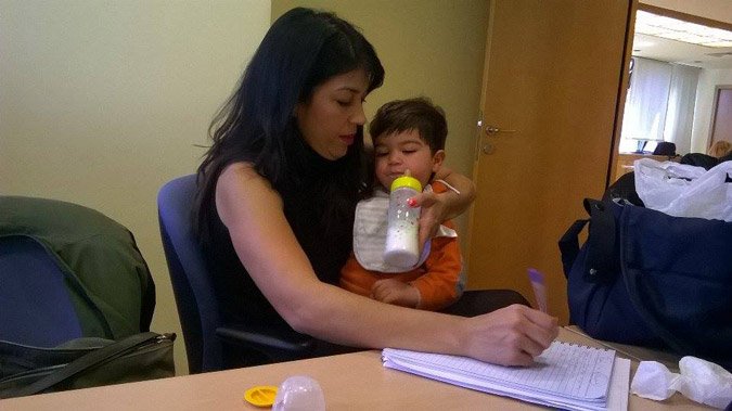 Η Ελένη Λαζάρου του Mega που κάνει ρεπορτάζ με το μωρό στην αγκαλιά έγινε viral [εικόνες] | iefimerida.gr 2