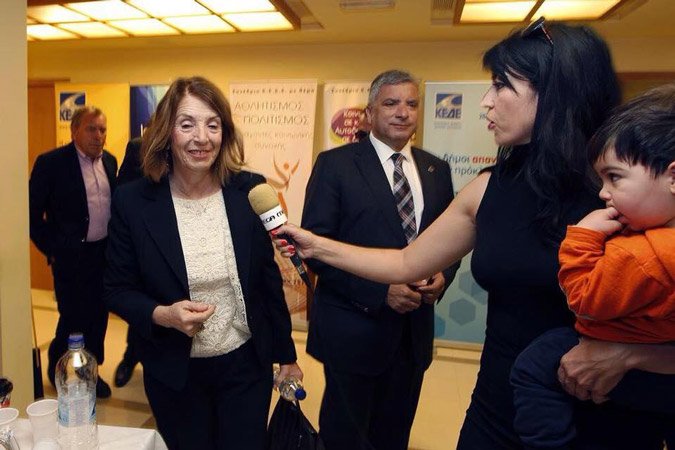 Η Ελένη Λαζάρου του Mega που κάνει ρεπορτάζ με το μωρό στην αγκαλιά έγινε viral [εικόνες] | iefimerida.gr 3