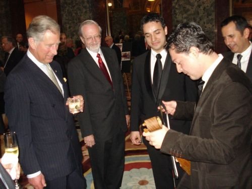 Τα αδέρφια που μάγεψαν τον πρίγκιπα Κάρολο με την ποντιακή λύρα [εικόνα] | iefimerida.gr 0