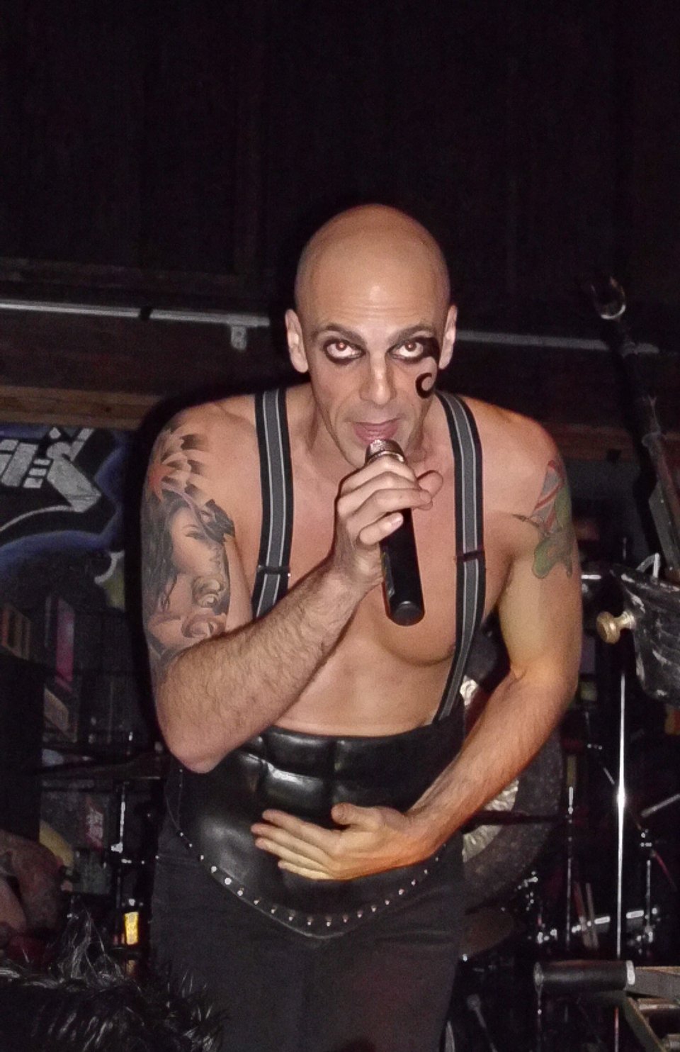 Αυτός είναι ο καλλιτέχνης γιος του πρώην υπουργού Διονύση Λιβανού [εικόνες] | iefimerida.gr 0