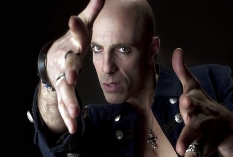 Αυτός είναι ο καλλιτέχνης γιος του πρώην υπουργού Διονύση Λιβανού [εικόνες] | iefimerida.gr 1