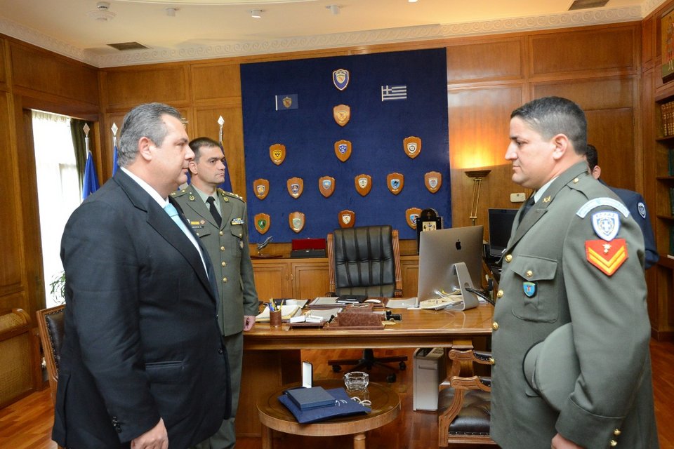 Παρασημοφορήθηκε ο ήρωας της Ρόδου που έσωσε 20 μετανάστες [εικόνες] | iefimerida.gr 0