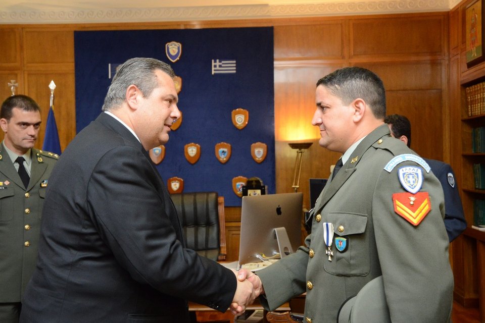 Παρασημοφορήθηκε ο ήρωας της Ρόδου που έσωσε 20 μετανάστες [εικόνες] | iefimerida.gr 1