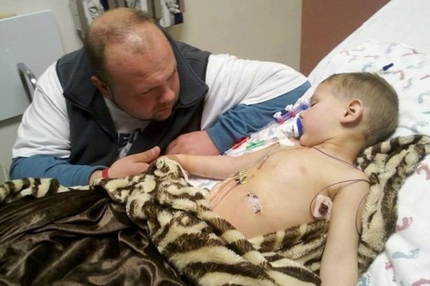 Η φωτογραφία που έγινε viral: Οι ουλές από τις επεμβάσεις 7χρονου [εικόνες] | iefimerida.gr 2