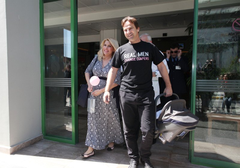 Αγκαλιά με τον Ματέο που κρατούσε το μωρό βγήκε η Μενεγάκη από το μαιευτήριο [εικόνες] | iefimerida.gr 2