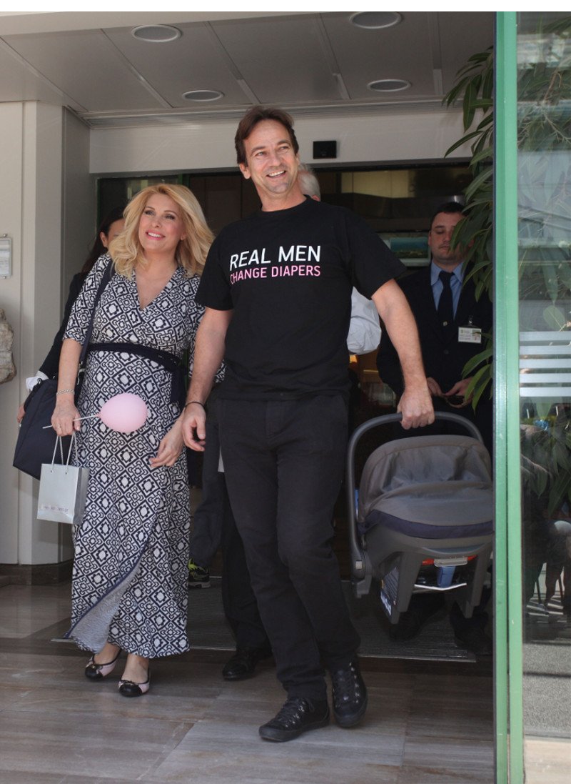 Αγκαλιά με τον Ματέο που κρατούσε το μωρό βγήκε η Μενεγάκη από το μαιευτήριο [εικόνες] | iefimerida.gr 3