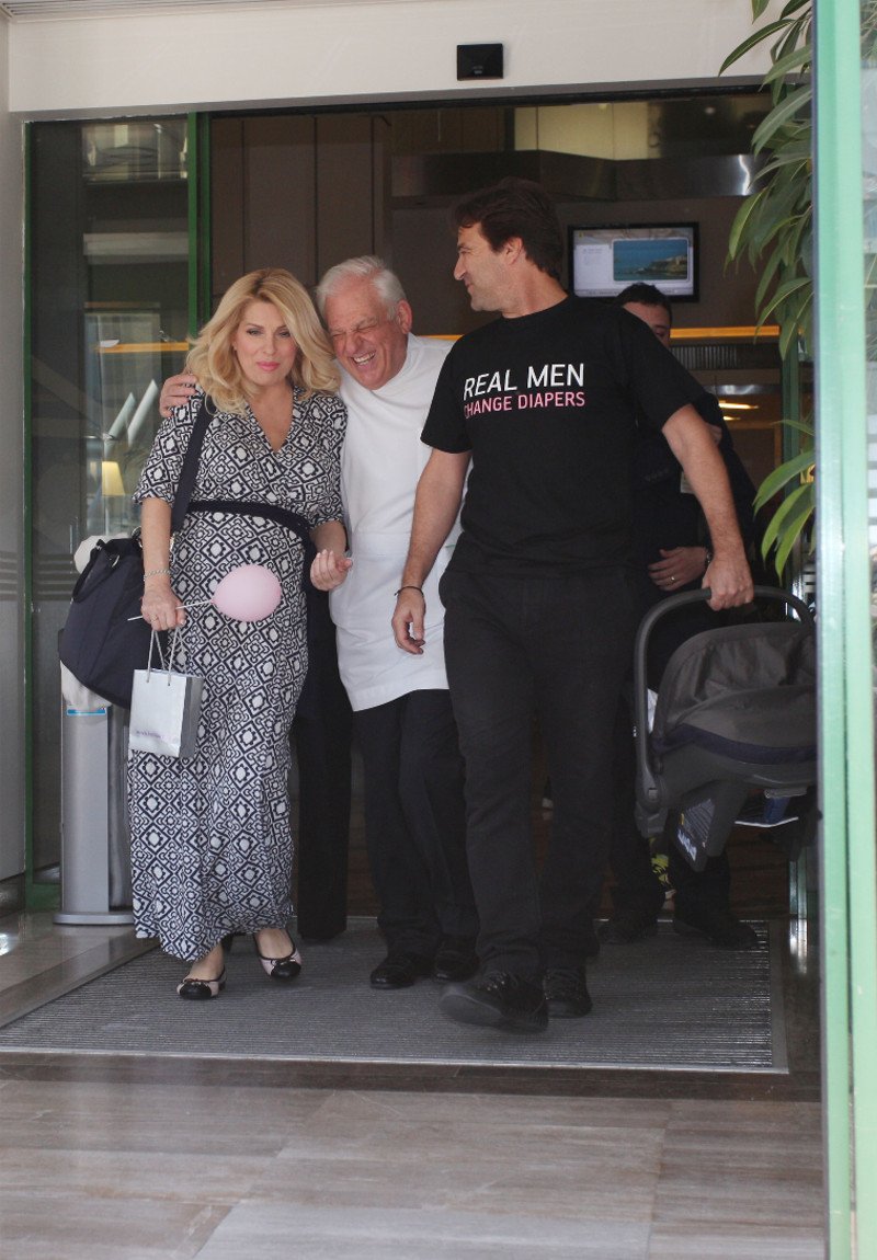 Αγκαλιά με τον Ματέο που κρατούσε το μωρό βγήκε η Μενεγάκη από το μαιευτήριο [εικόνες] | iefimerida.gr 4