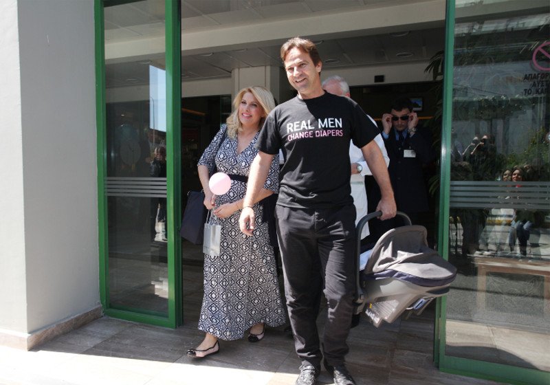 Αγκαλιά με τον Ματέο που κρατούσε το μωρό βγήκε η Μενεγάκη από το μαιευτήριο [εικόνες] | iefimerida.gr 5