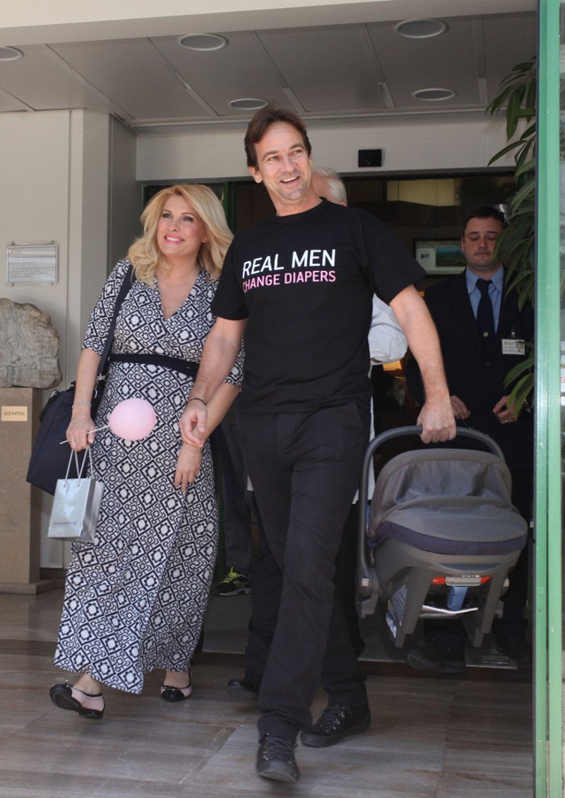 Αγκαλιά με τον Ματέο που κρατούσε το μωρό βγήκε η Μενεγάκη από το μαιευτήριο [εικόνες] | iefimerida.gr 6