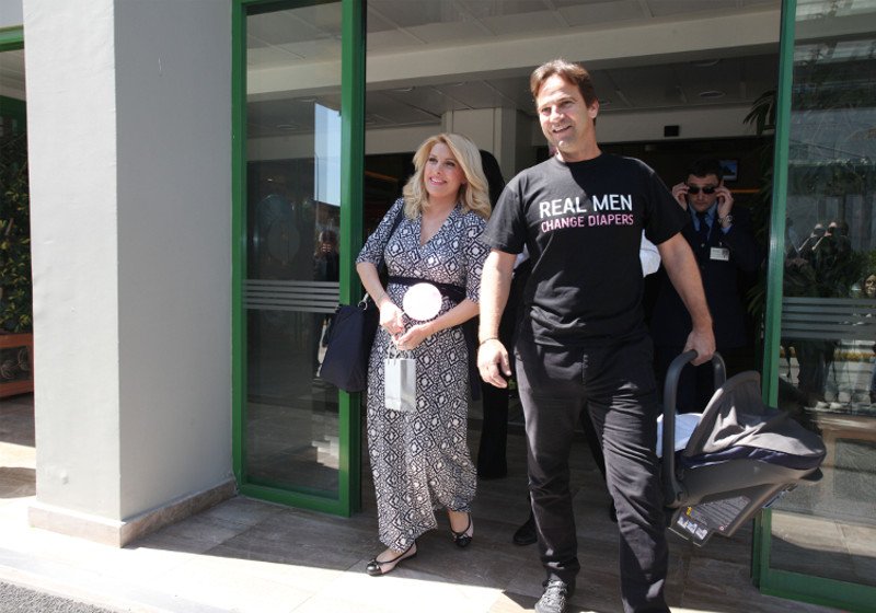 Αγκαλιά με τον Ματέο που κρατούσε το μωρό βγήκε η Μενεγάκη από το μαιευτήριο [εικόνες] | iefimerida.gr 7