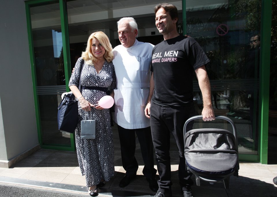 Αγκαλιά με τον Ματέο που κρατούσε το μωρό βγήκε η Μενεγάκη από το μαιευτήριο [εικόνες] | iefimerida.gr 0