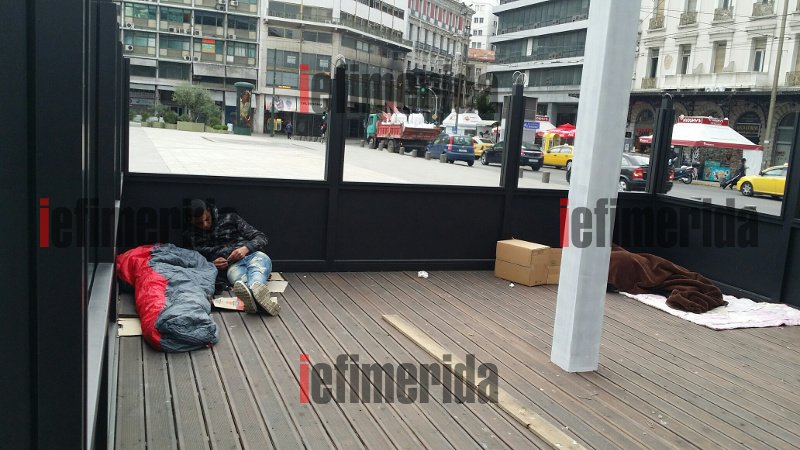 Από τα νησιά στην Αθήνα: Μετανάστες αναζητούν στέγαση στις πλατείες | iefimerida.gr 0