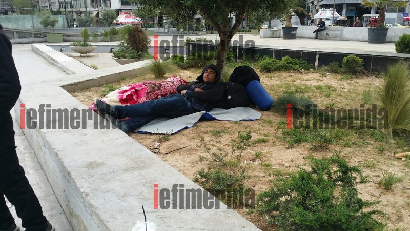 Από τα νησιά στην Αθήνα: Μετανάστες αναζητούν στέγαση στις πλατείες | iefimerida.gr 3