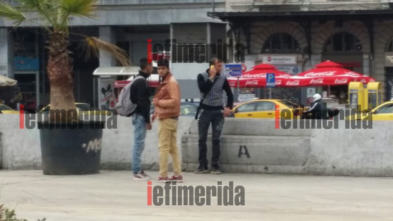 Από τα νησιά στην Αθήνα: Μετανάστες αναζητούν στέγαση στις πλατείες | iefimerida.gr 4