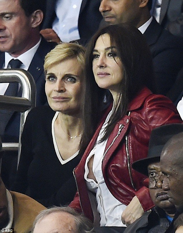 Το ντεκολτέ της Μπελούτσι [εικόνες] | iefimerida.gr 4