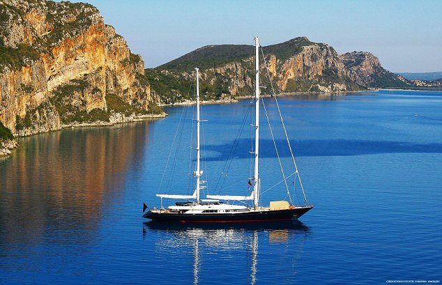 Η Daily Mail αποθεώνει τους «βυθισμένους θησαυρούς» της Ελλάδας: Οδοιπορικό στον βυθό του Ναβαρίνου [εικόνες] | iefimerida.gr 1