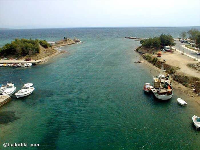 Το κανάλι που χωρίζει το 1ο πόδι της Χαλκιδικής στα δύο -Πεύκα ως τα τιρκουάζ νερά και βάρκες αγκυροβολημένες κάτω από τα σπίτια [εικόνες] | iefimerida.gr 8