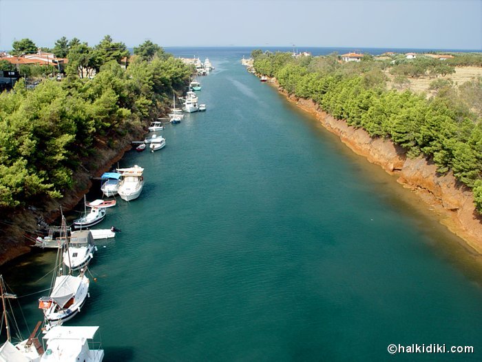 Το κανάλι που χωρίζει το 1ο πόδι της Χαλκιδικής στα δύο -Πεύκα ως τα τιρκουάζ νερά και βάρκες αγκυροβολημένες κάτω από τα σπίτια [εικόνες] | iefimerida.gr 1