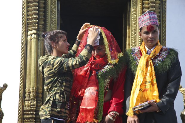 Ελληνας φωτογράφος σε γάμο στο Νεπάλ συγκλονίζει: «Σώσε με», του είπε η νύφη [εικόνες] | iefimerida.gr 1